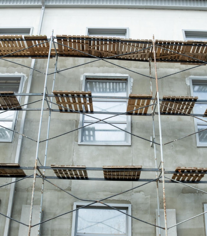 Ravalement de façade sur immeuble avec échafaudage et préparation des murs