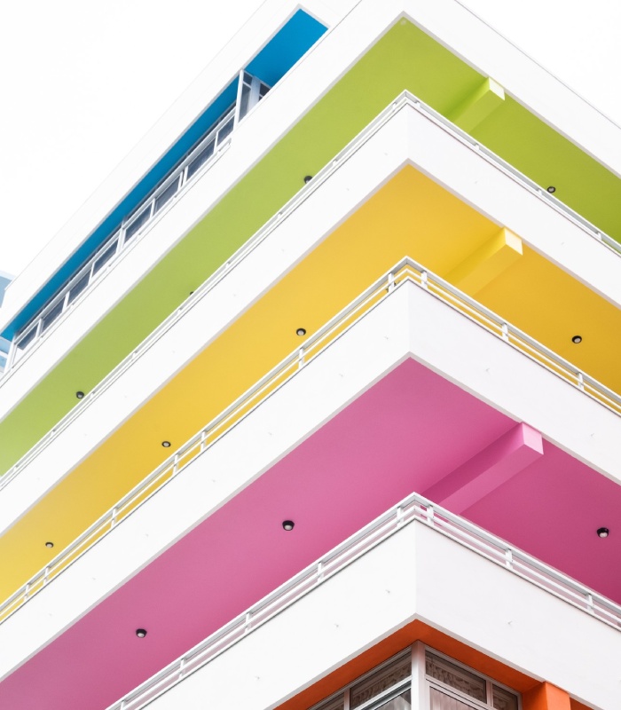 Peinture extérieure décorative sur façades modernes aux couleurs vives