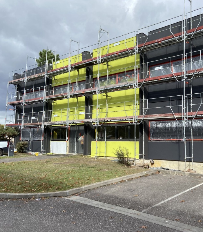 Peinture extérieure sur bâtiment avec échafaudage et préparation des façades