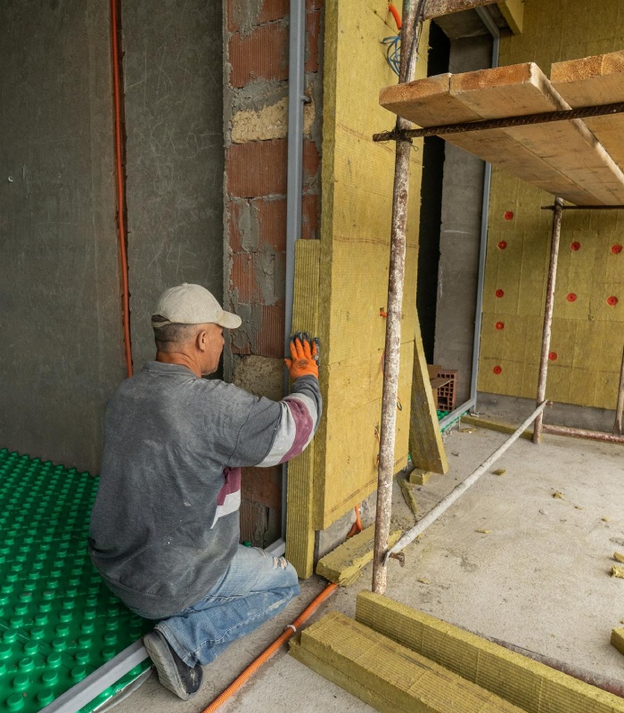 Isolation thermique par l’extérieur avec panneaux de laine de roche fixés sur façade