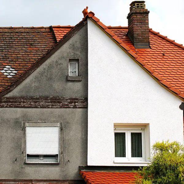 Ravalement de façade en cours avec pose d’isolant et panneaux fixés sur l’extérieur